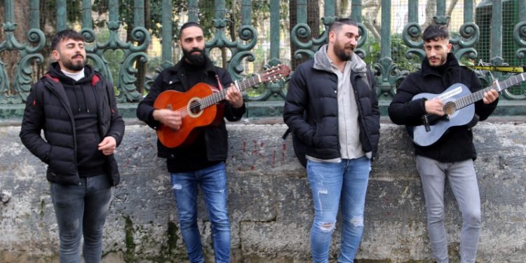 Sokak müzisyenleri: İstiklal Caddesi'nde Kürtçe müzik susturulmak isteniyor
