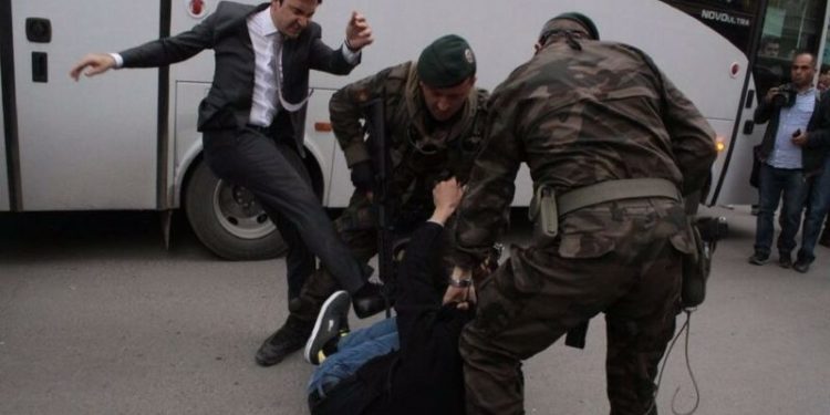 Somalı madenciyi tekmeleyen Yerkel’e binlerce euro maaş, kira desteği ve son model Mercedes