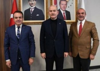Soylu, rüşvet suçundan hapis cezası alan AKP’li başkanları makamında ağırladı