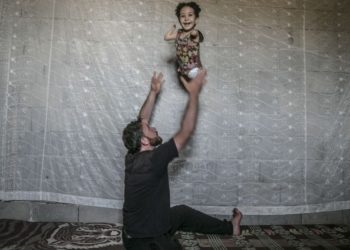 Suriye'de yaralanıp sakat kalan baba ve engelli doğan oğlu İtalya'da tedavi edilecek: "Bir fotoğraf fark yarattı"