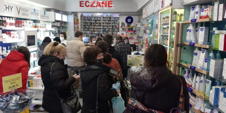 Sözcü yazarından “ilaç yokluğu” eleştirisi: Yeni yılda size önerim sağlam bir hocaya muska yazdırın; kazadan, beladan hastalıktan korur, üçü bir arada