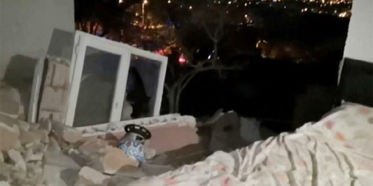 Sıkışan gaz patladı, evin duvarları yıkıldı