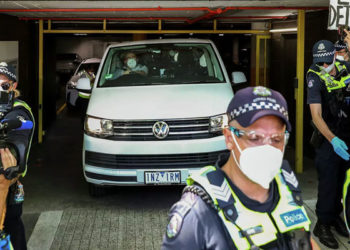 Sırp raket Djokovic'e vize krizinde mahkeme kararını verdi