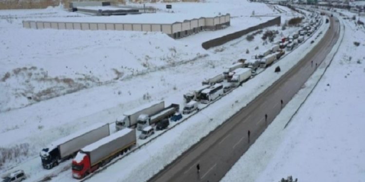 TAG Otoyolu yeniden ulaşıma kapatıldı