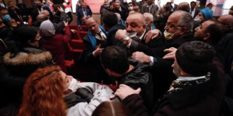 Taksiciler Odası Genel Kurulu’nda kavga çıktı