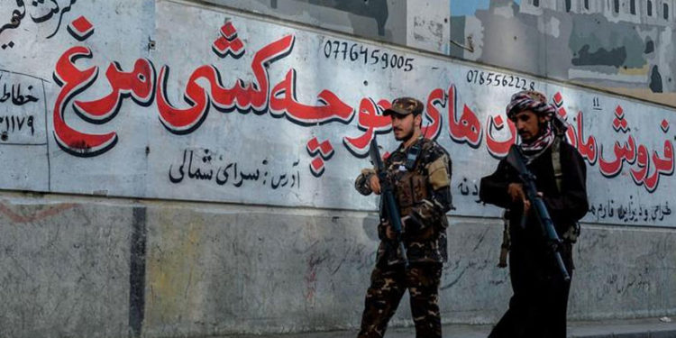 Taliban 3 bin litre alkollü içeceği kanala döktü