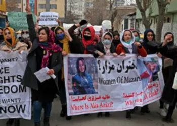 Taliban, Kabil'de hakları için protesto düzenleyen kadınlara biber gazıyla müdahale etti