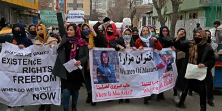 Taliban, Kabil'de hakları için protesto düzenleyen kadınlara biber gazıyla müdahale etti