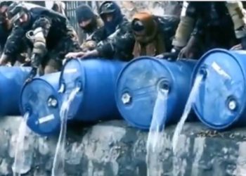 Taliban el koyduğu 3 ton alkolü nehre döktü