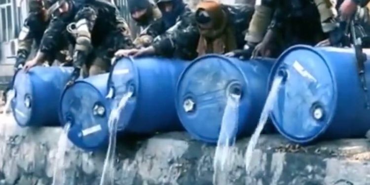 Taliban el koyduğu 3 ton alkolü nehre döktü