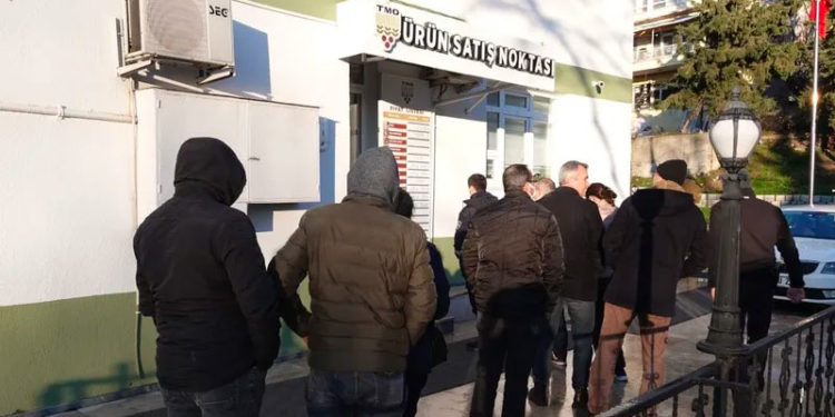 Tekirdağ'da Toprak Mahsulleri Ofisi önünde yağ kuyruğu