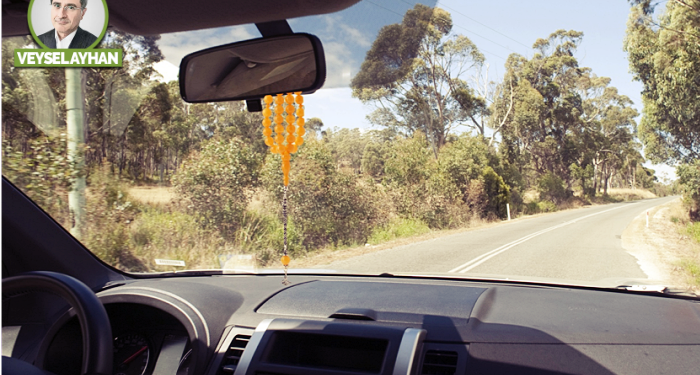 Tespih as, arabayı soymasınlar!