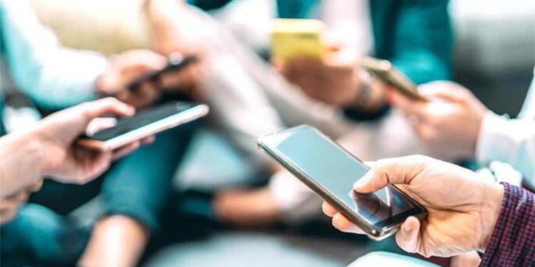 Türkiye’de yaşayanlar günde kaç saat akıllı telefonlarına bakıyor?