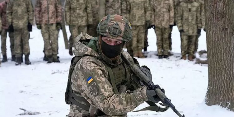 Ukrayna krizi: ABD'den sonra İngiltere de büyükelçilik personelini geri çekiyor