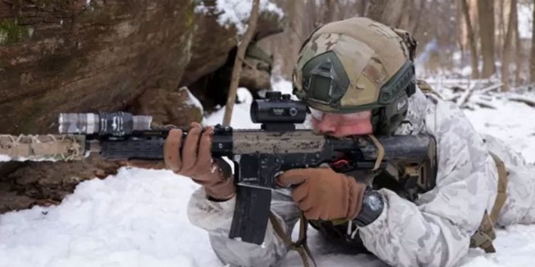 Ukrayna krizi: İngiltere büyükelçilik personelini geri çekmeye başladı