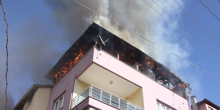 Uzman çavuş evinde çıkan yangında hayatını kaybetti