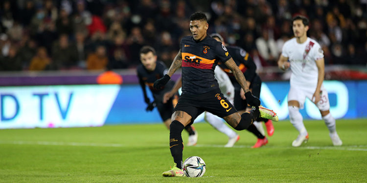 Van Aanholt: Herkesten özür diliyorum