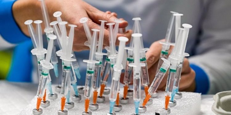 WHO: Omicron'un yayılması mRNA aşılarının etkililik oranını düşürüyor