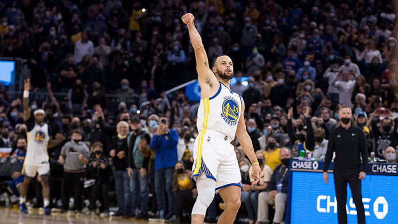 Warriors, Rockets'ı Curry'nin son saniye basketiyle yendi