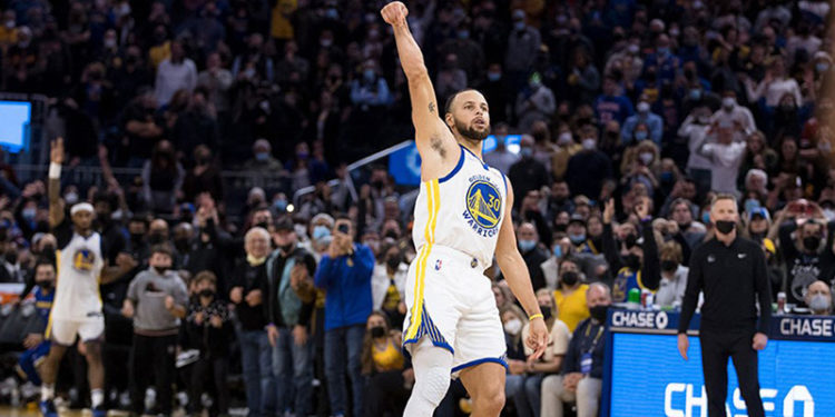 Warriors, Rockets'ı Curry'nin son saniye basketiyle yendi