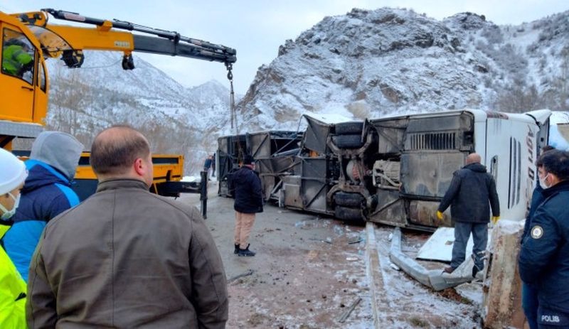 Yolcu otobüsü kaza yaptı: 1 ölü, 27 yaralı