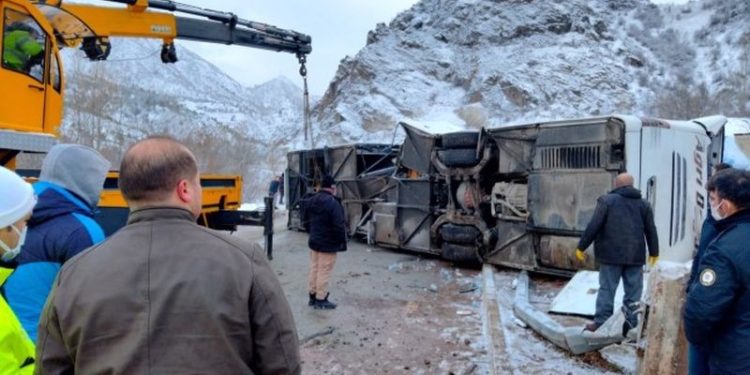 Yolcu otobüsü kaza yaptı: 1 ölü, 27 yaralı