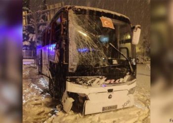 Yolcu otobüsü kaza yaptı: 30 yaralı