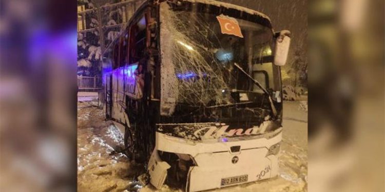 Yolcu otobüsü kaza yaptı: 30 yaralı