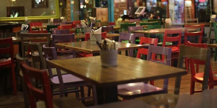 Yurttaşlar eve kapandı restoranlar boş kaldı