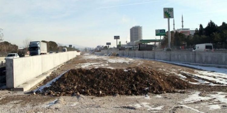 Ödeme alamayan müteahhit iş makinelerini toplayıp gitti