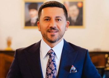 Önce belediye başkanlığını bırakmıştı şimdi de AKP’den istifa etti