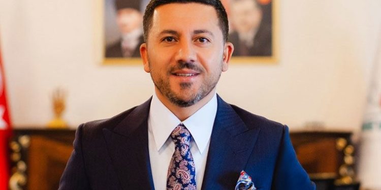 Önce belediye başkanlığını bırakmıştı şimdi de AKP’den istifa etti