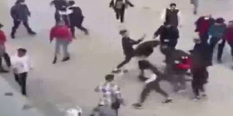 Öğrenciler kavga etti, veliler de karıştı