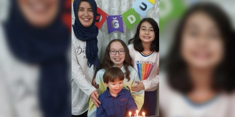 Üç çocuk annesi öğretmen Elif Çelik, gece vakti evinden alınıp cezaevine götürüldü