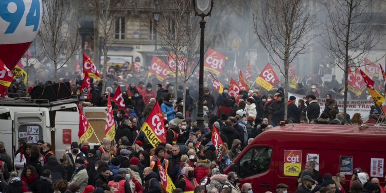 İHA: Fransa’da enflasyon nedeniyle alım gücü düşen halk sokağa indi