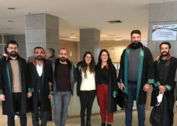 İki vatandaşın helikopterden atıldığını yazdıkları için tutuklanan gazeteciler beraat etti