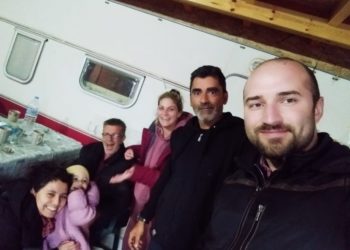 İki yaşındaki çocuklarıyla mahsur kalan aileye Pserimos adası sakinleri sahip çıktı; iltica süreci başladı