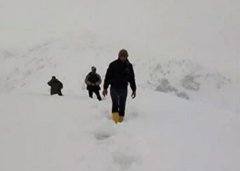 İlaç için karda 12 kilometre yürüdüler