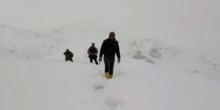 İlaç için karda 12 kilometre yürüdüler