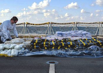 İngiliz donanması, Umman'da 20 milyon dolarlık uyuşturucu ele geçirdi