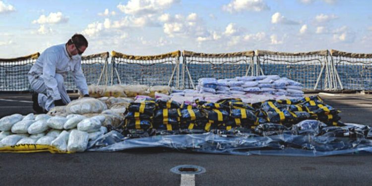 İngiliz donanması, Umman'da 20 milyon dolarlık uyuşturucu ele geçirdi