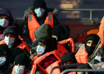 İngiltere Manş Denizi'nde göçmenleri durdurmak için orduyu görevlendirmeye hazırlanıyor