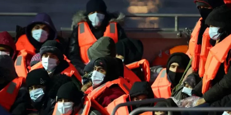 İngiltere Manş Denizi'nde göçmenleri durdurmak için orduyu görevlendirmeye hazırlanıyor