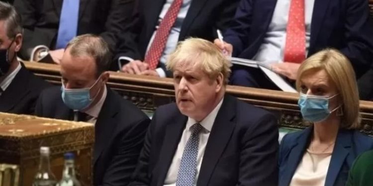 İngiltere: Salgın kısıtlamaları sürerken Başbakanlık'ta iki parti düzenlenmiş