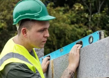 İngiltere ekonomisi koronavirüsten önceki büyüme seviyesine ulaştı