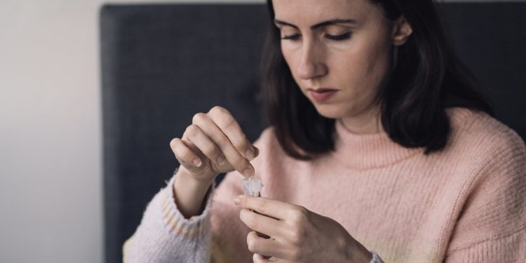 İngiltere'de belirti göstermeyen Covid hastalarına PCR testi yapılmayacak