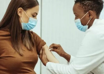 İngiltere'de hamile kadınlara 'Aşılarınızı geciktirmeyin' çağrısı