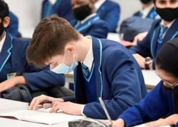 İngiltere'de vakalar hızla artıyor, hükümet 'Yeni önlemlere gerek yok' diyor