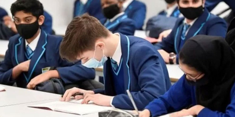 İngiltere'de vakalar hızla artıyor, hükümet 'Yeni önlemlere gerek yok' diyor