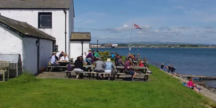 İngiltere'de ıssız bir adanın pubını işletecek 'kral' ya da 'kraliçe' aranıyor